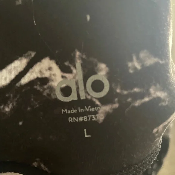 🖤 ALO Yoga Black and White Patterned Leggings 🖤 - Picture 4 of 6